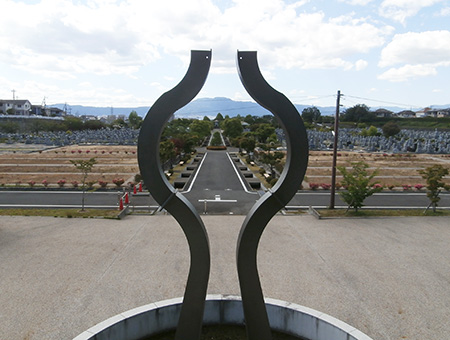 外観：モニュメント やすらぎ