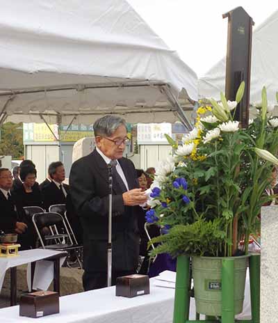 追悼文を読む霊園理事長