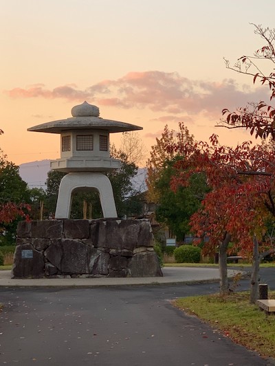 秋は夕暮れ